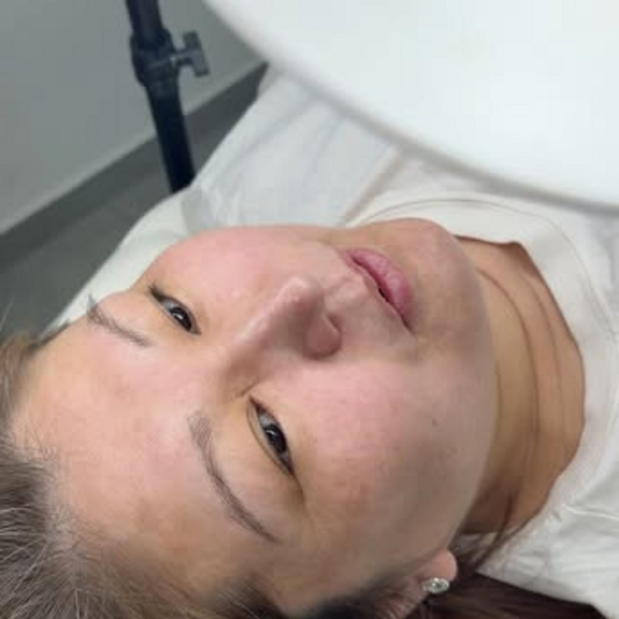 artist working on nanobrows procedure