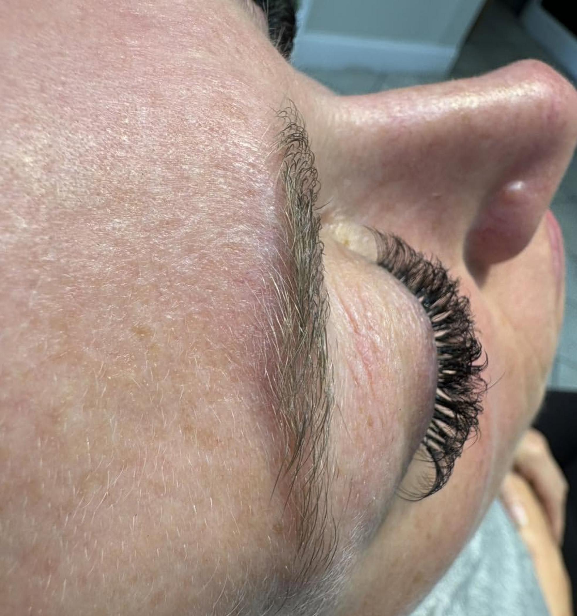 Hybrid Brow Vs Microblading For Oily Skin: What Actually Works?