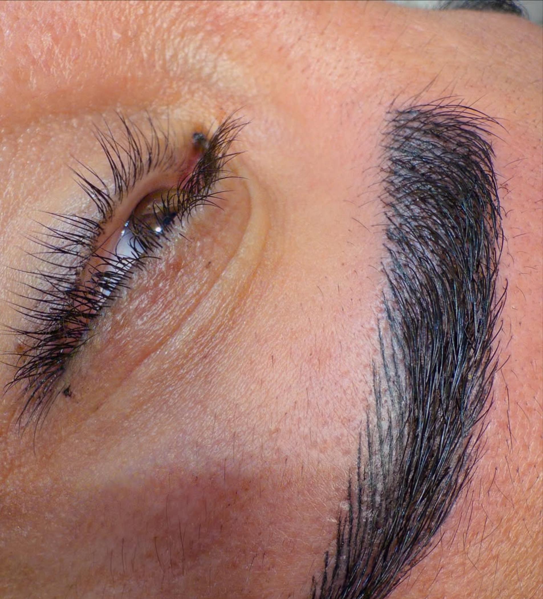 natural looking hybrid eyebrows