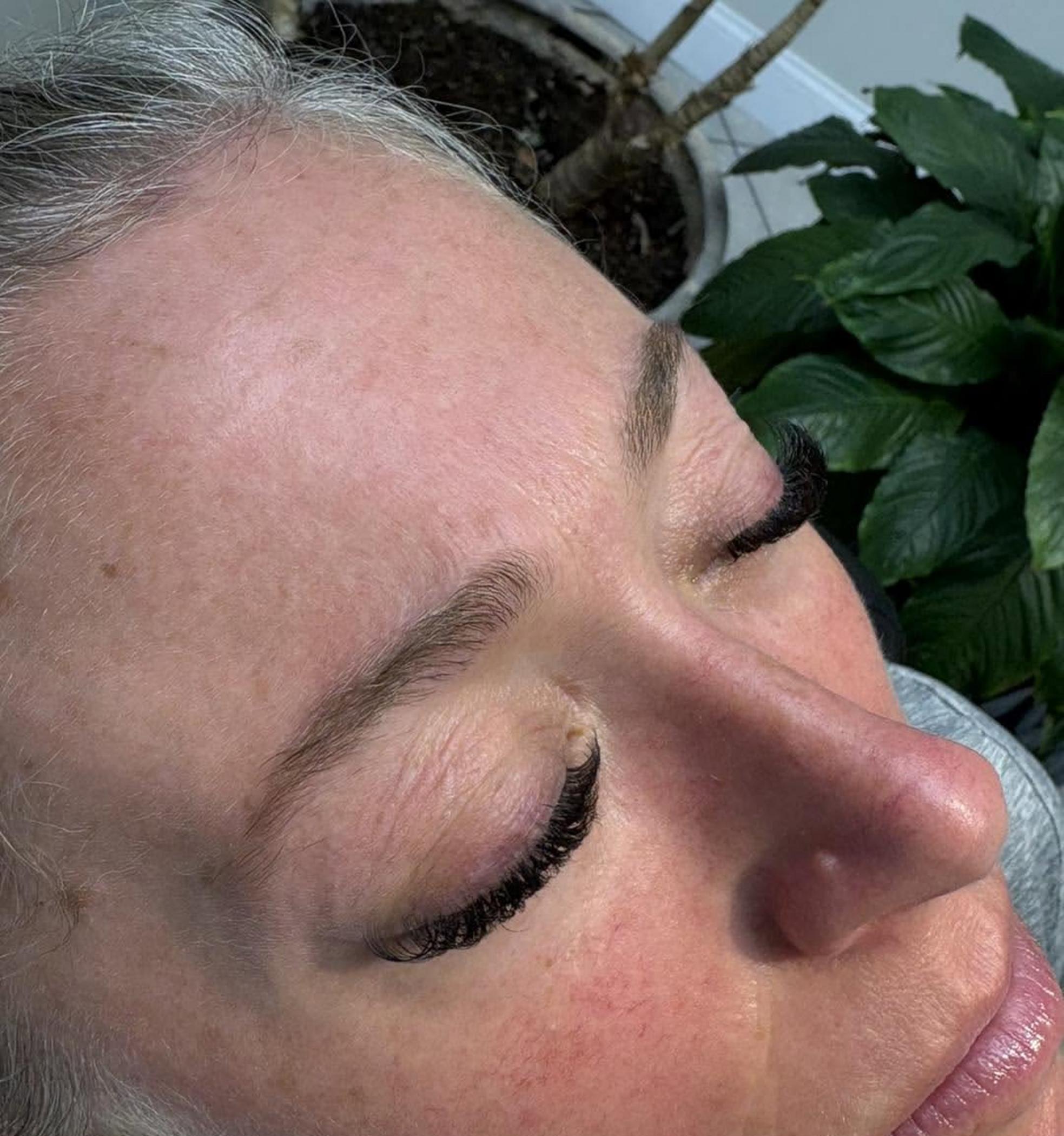 symmetry mapping for eyebrow shaping