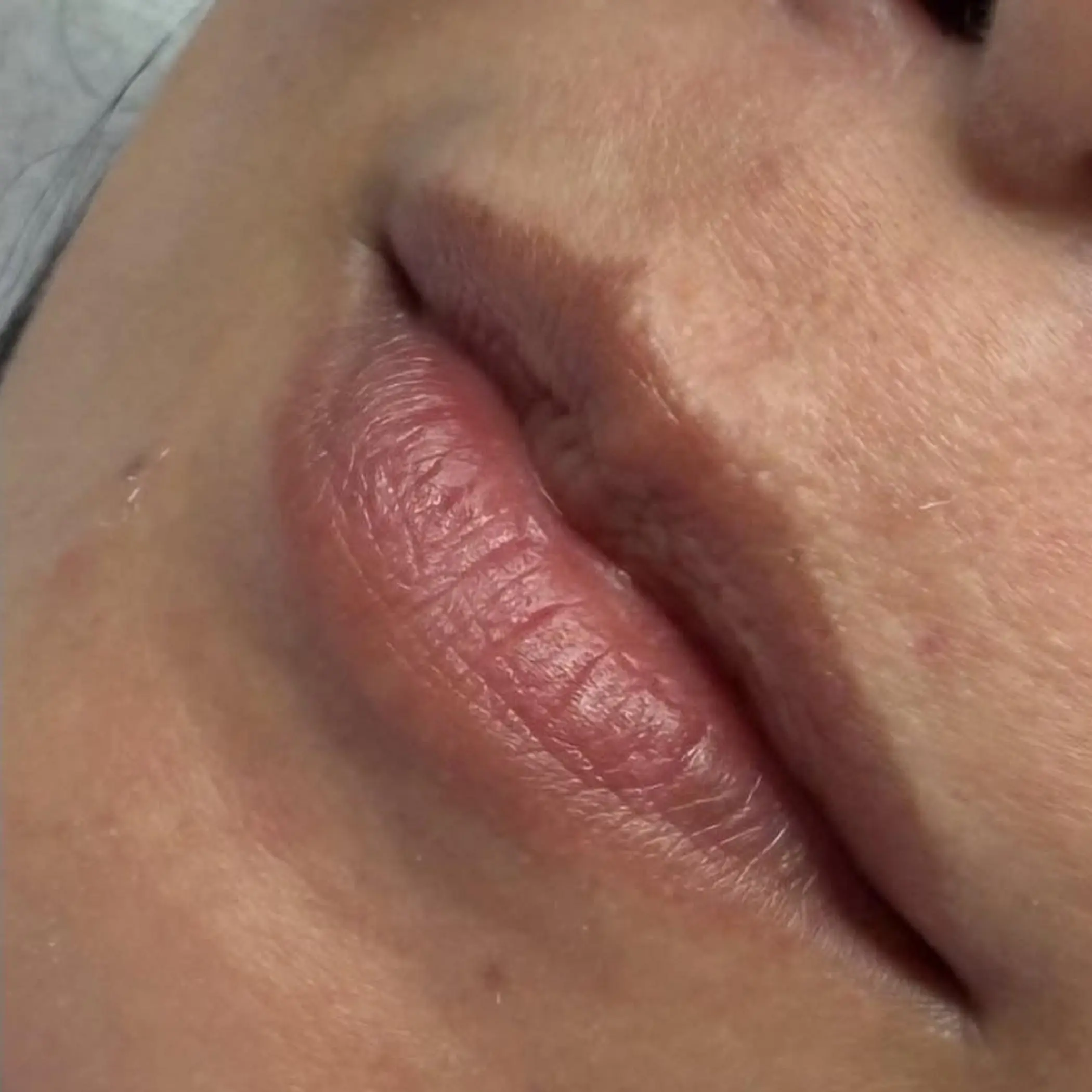 technician applying hybrid brow dye
