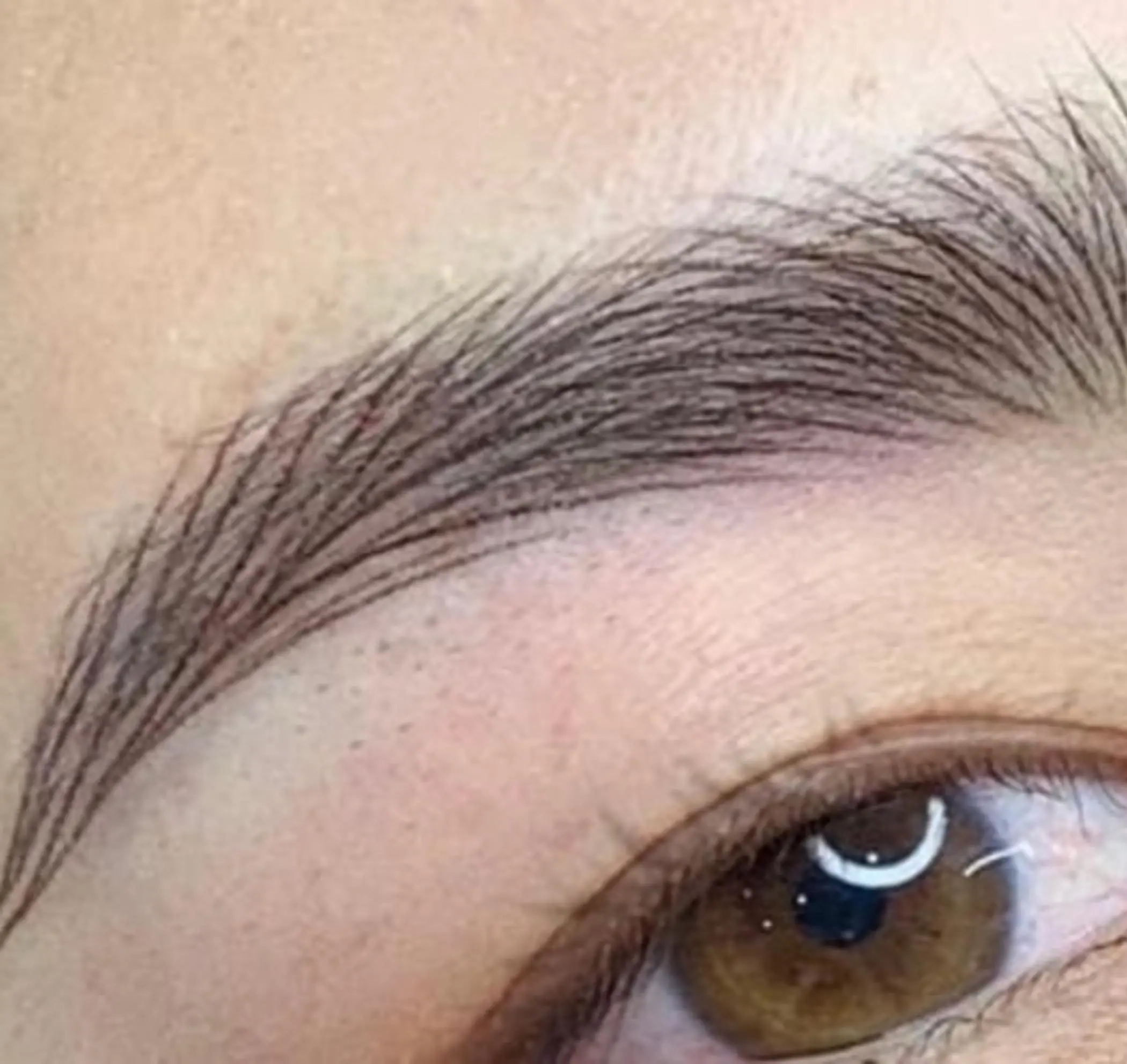 technician applying ombre brow powder