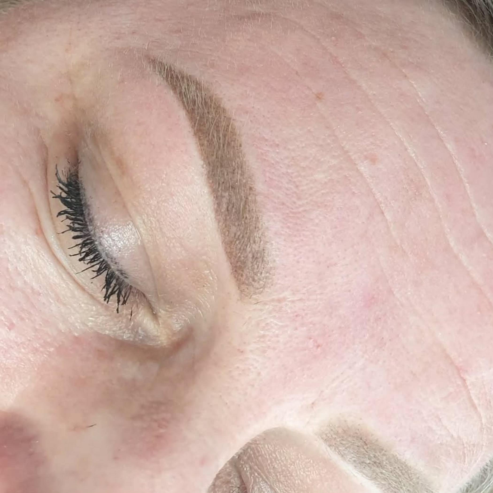 technician performing hybrid brow procedure