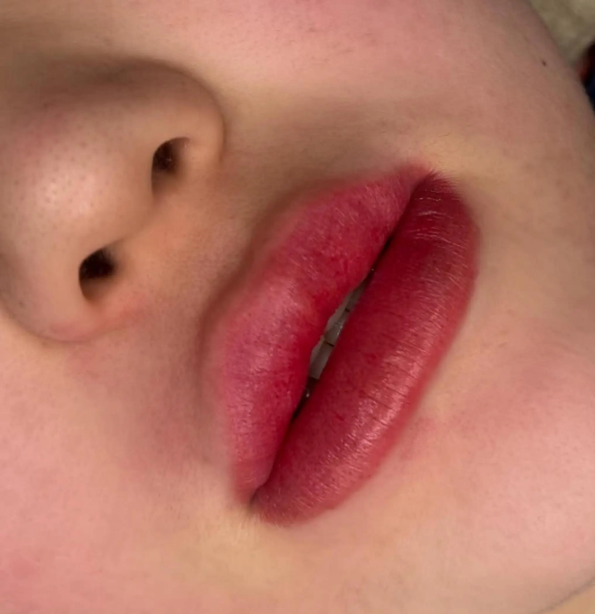 technician shaping brows with stencil